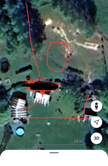 Luftbild över tomt med röda linjer som markerar kabeldragning från mätarskåp. En cirkel markerar en ny placering nära första huset.