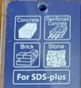 Etikett för SDS-plus med ikoner för betong, armerad betong, tegel och sten som material borren ska klara.