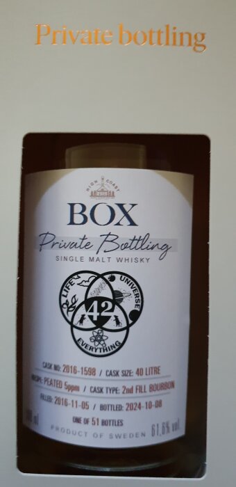 Flaska med etikett "Box Private Bottling Single Malt Whisky" med motiv och text "Life, Universe, Everything, 42".