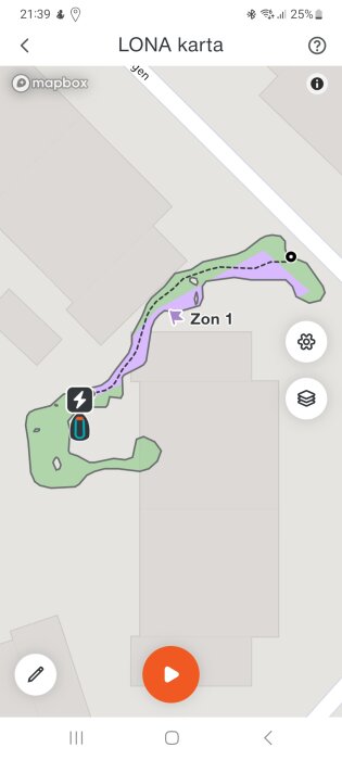 Karta över tomt med markerad zon för placering av laddstation, inklusive symboler och karta.