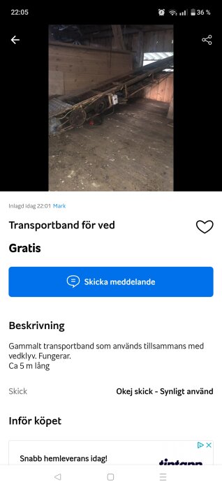 Gammalt transportband för ved i en trälada, cirka 5 meter långt, i fungerande skick men synligt använt.