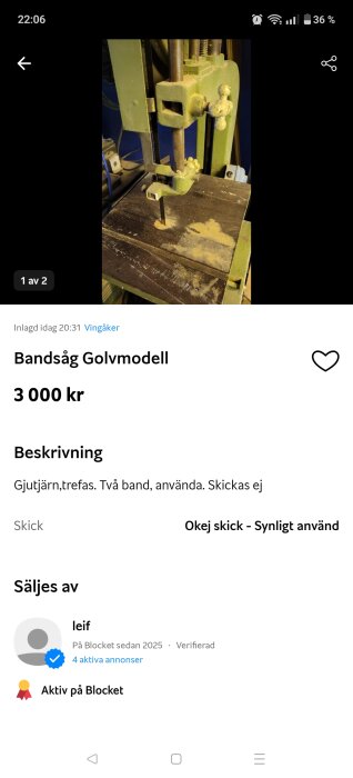 Golvmodell bandsåg av gjutjärn, sett från sidan med damm och sågspån på bordet.