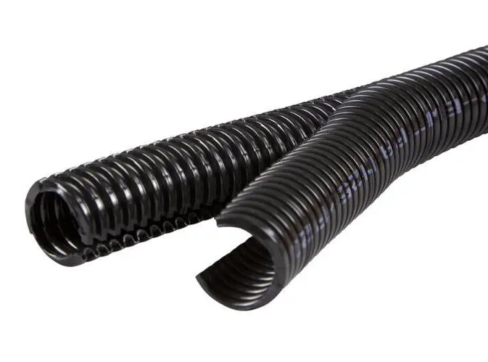 Öppningsbar korrugerad skyddsslang i svart plast, visuellt jämförd med pemslang i forumdiskussion om enklare användning och säkerhet.