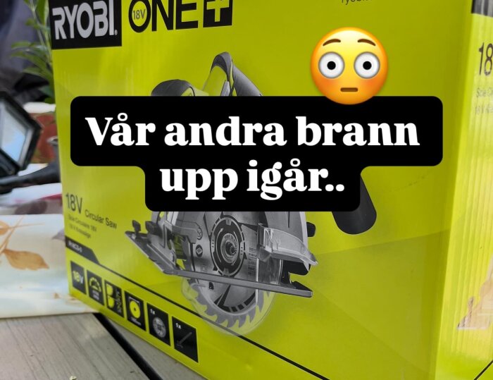 Förpackning av Ryobi 18V cirkelsåg, text säger "Vår andra brann upp igår" med en chockad emoji.