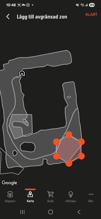 Karta över robotgräsklippares rutt med markerad no-go-zon i ljusgrått och rewildling-zon i nedersta högra hörnet.
