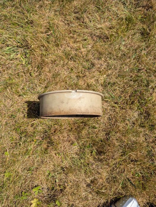 Lock på gräsmatta, möjlig del av byggprojekt, diskussion om rätt montering med muff och ändlock.