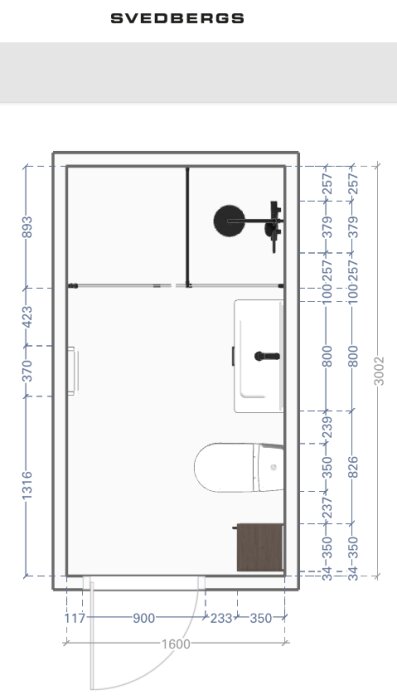 Planritning av ett badrum med högskåp nära dörren, dusch, handfat och toalett.