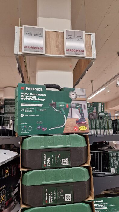 Parkside 20V batteridriven skruvautomat i grön förpackning med pris 699:-, utställd på hylla i butik, batteri och laddare ingår.