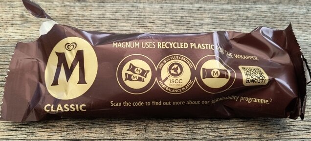 Förpackning av Magnum Classic-glass, text om återvunnet plastomslag syns.