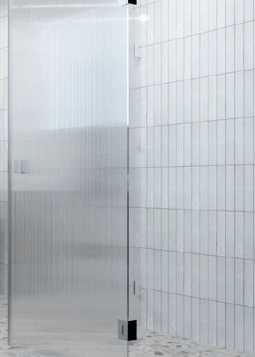 Duschhörna med 6x24 cm kakel på väggarna och glasdörr.