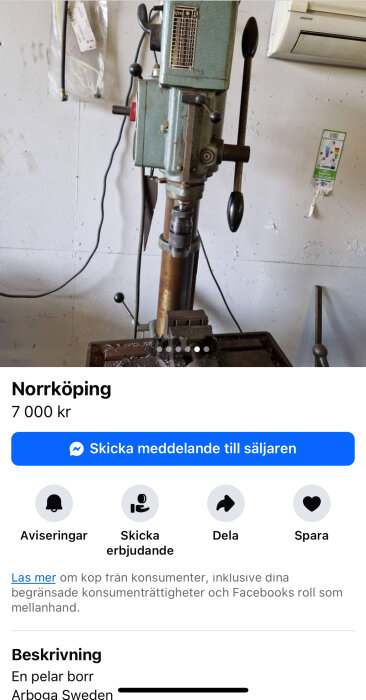 Pelarborrmaskin i metall med vev och fästanordning, placerad i verkstadsmiljö.