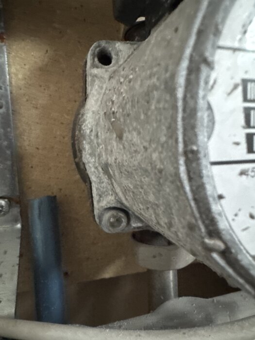 Insexskruvar fastsatta i en metallkomponent.