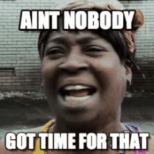 En kvinna uttrycker "Ain't nobody got time for that" med text över bilden, ser ut att stå utomhus framför en tegelbyggnad.