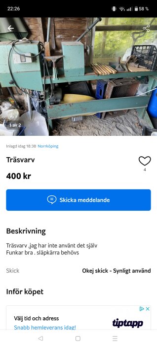 Gammal grön trävarv med verktyg framför, placerad i ett träsnickeri med diverse föremål runtomkring.