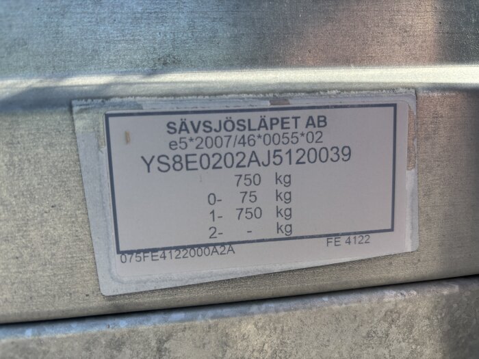 Närbild av en etikett på en släpkärra från Sävsjösläpet AB, med teknisk information och modellnummer YS8E0202AJ5120039.