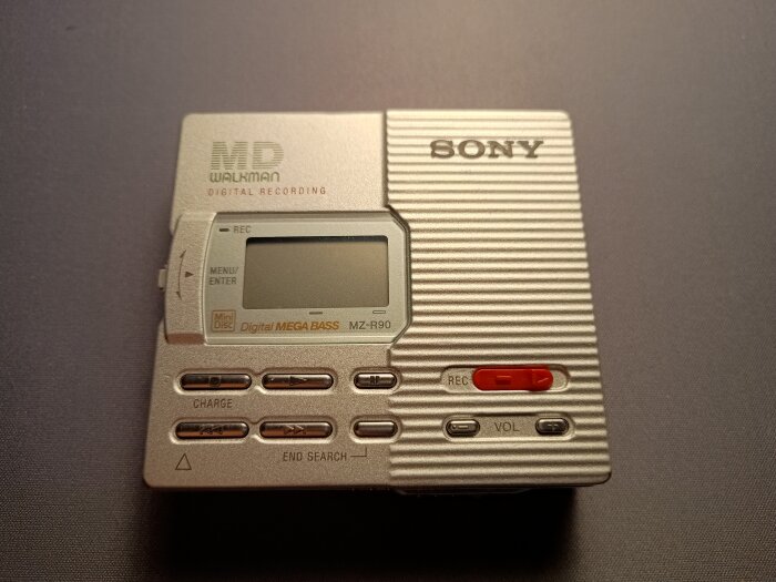 Sonys toppmodell av minidisc, MZ-R90, med magnesiumhölje och knappar för inspelning och volym.