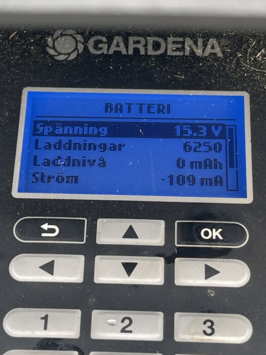 Display på Gardena Sileno+ visar batteristatus med spänning 15.3V, 6250 laddningar, laddnivå 0 mAh, ström -109 mA.
