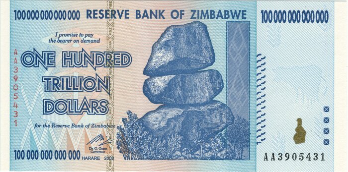 100 trillion dollar Zimbabwisk sedel med staplade stenar och växtlighet i blått och beige. Reserver av Zimbabwes bank, utfärdad 2008.