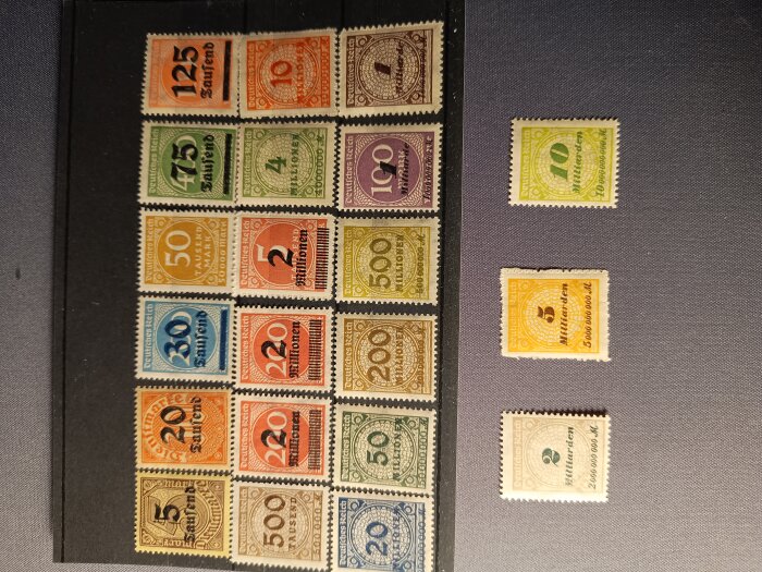 Frimärkssamling från Tyskland 1923, visar exempel på hyperinflation med valörer i miljoner och miljarder mark, felvända på svart bakgrund.