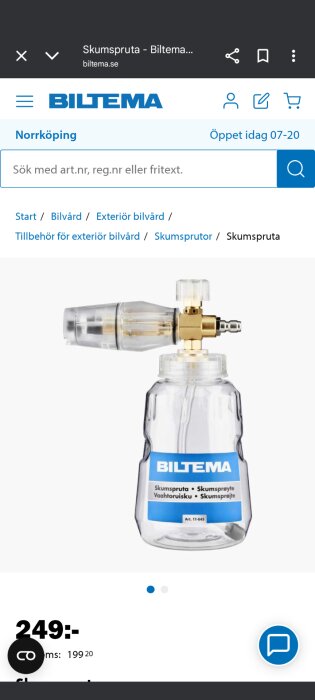 Skumspruta från Biltema med plastbehållare och metall- och plastmunstycke, används för exteriör bilvård.