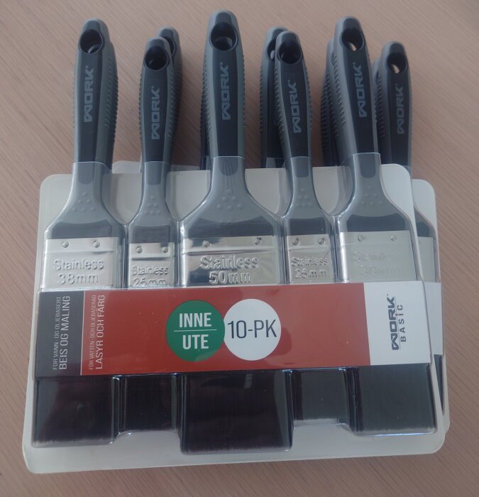 Penslar i ett 10-pack från märket Work, med olika storlekar mellan 38 mm och 50 mm, lämpliga för både inne- och utomhusmålning.