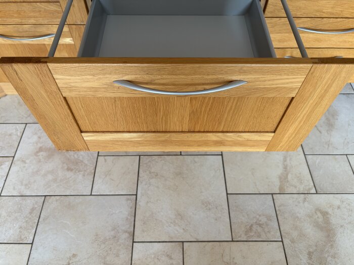 Ballingslöv kökslåda från 2005, öppen och sedd från ovan. Lådfronten visas tydligt med trä- och metallhandtag.