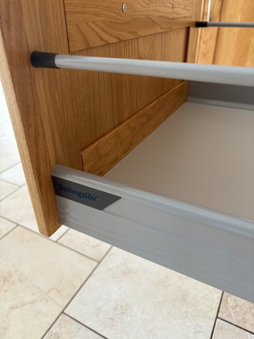 Ballingslöv kökslåda från 2005 med träfront och metallinsats i bostad. Fråga om hur man tar bort lådfronten för renovering.