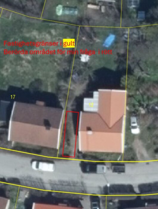 Satellitbild över två tomter med fastighetsgränser markerade i gult och ett berört område markerat i rött mellan husen.