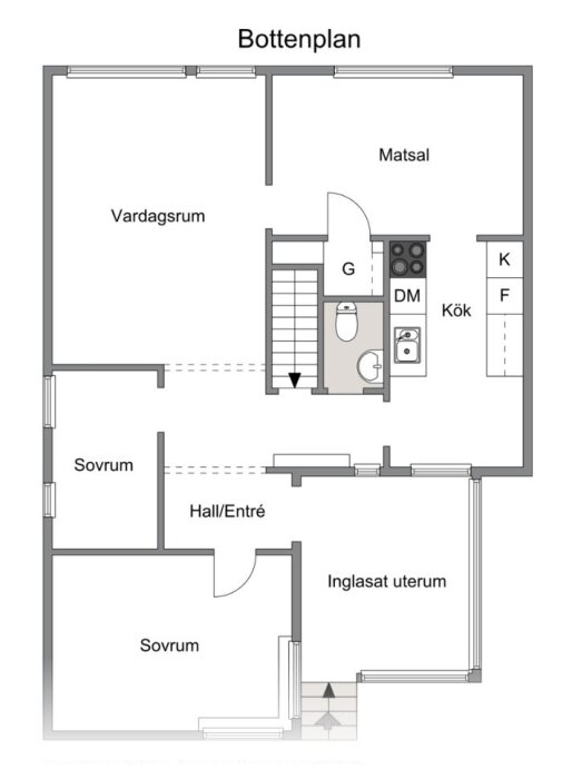 Planritning av bottenvåning med vardagsrum, matsal, kök, två sovrum, hall/entré och inglasat uterum.