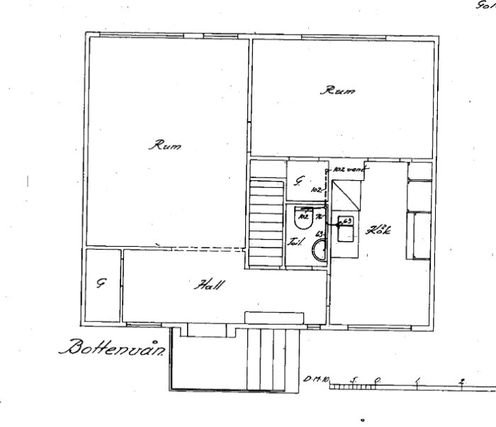 Planritning av ett hus med rum, hall och toalett markerade, visar entré på baksidan enligt ursprungligt bygglov innan utbyggnad.