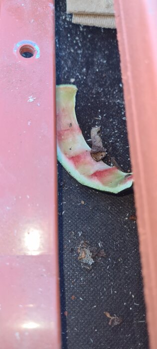 Melonskal och skräp mellan takpannor, vilket visar på problem med installationen.