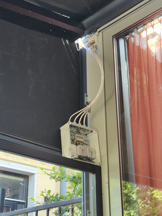 ElskÄp med exponerad installation vid restaurangens utedel.