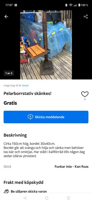 Pelarborrstativ med rostad gul-orange bordsskiva på träaltan, omgiven av leksaker och blå presenning.