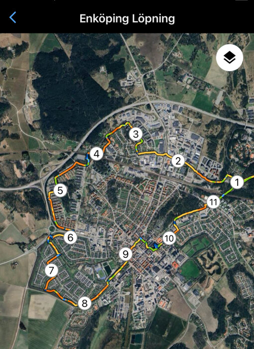 Satellitbild över Enköping med en markerad löprunda i orange och grönt som passerar nummer 1 till 11 genom staden och dess omgivningar.