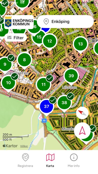 Karta över Enköping med numrerade markörer, visar områden och vägar med en kompass och kartskala längst ner.