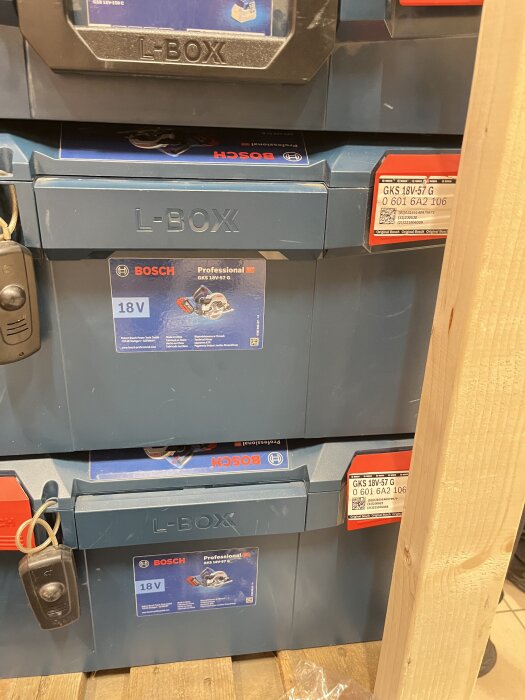 Blå Bosch L-BOXX med etikett för GKS 18V-57 G batteridriven såg visas.
