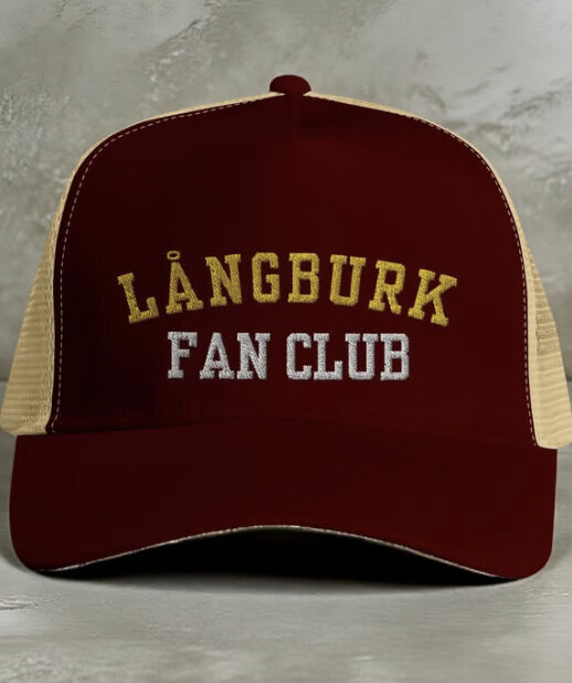 Röd keps med beige nät, text "Långburk Fan Club" broderad i gul och vit.