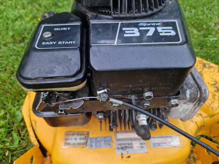 Närbild av en Monark S45 stugklippare med en Briggs & Stratton 375 Sprint-motor, visar detaljer som "Quiet" och "Easy Start"-knappar.