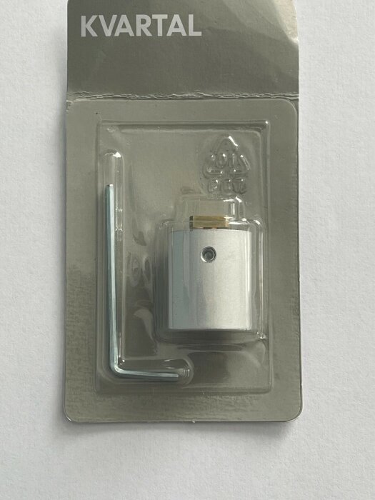 Förpackning med Ikeas takfäste "Kvartal" för gardinskena, inklusive en L-formad skruvnyckel.