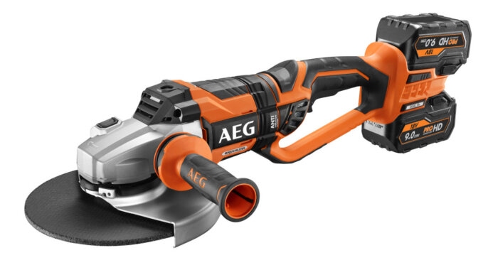 Batteridriven vinkelslip från AEG med två batterier, användbar vid strömavbrott för akuta reparationer eller slakt av inkräktare i storm.