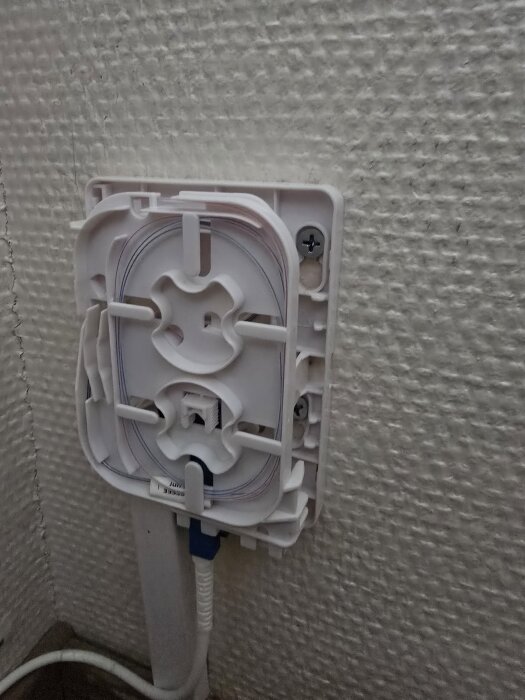 Fiberoptisk väggbox utan kåpa, kablar installerade.