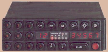 Radiomottagare med knappar och digital display, använd för att höra kommunikation, eventuellt polisserieinringar.