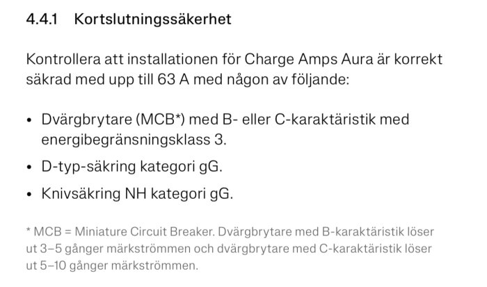 Textutdrag från installationsmanual som beskriver kraven på säkring för Charge Amps Aura, inklusive dvärgbrytare och knivsäkringar.