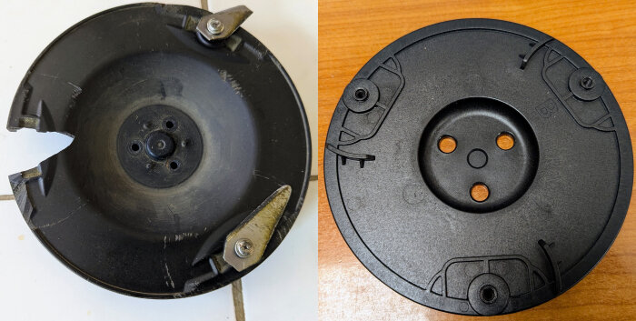 Två knivdiskar; den vänstra trasig med en bruten kant och knivar, den högra ny med tre hål utan knivar.