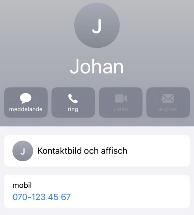 Skärmdump av en telefonkontakt med namnet "Johan" och telefonnummer "070-123 45 67", med alternativ för meddelande och samtal.