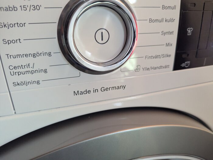 Kontrollpanel på en Bosch tvättmaskin med programväljare och texten "Made in Germany".