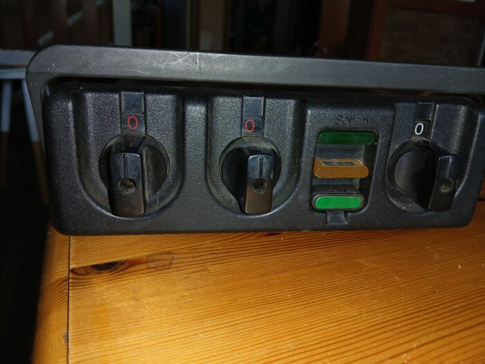 Gamla Sonab elektroniska strömbrytare med knappar placerade på en trälåda.