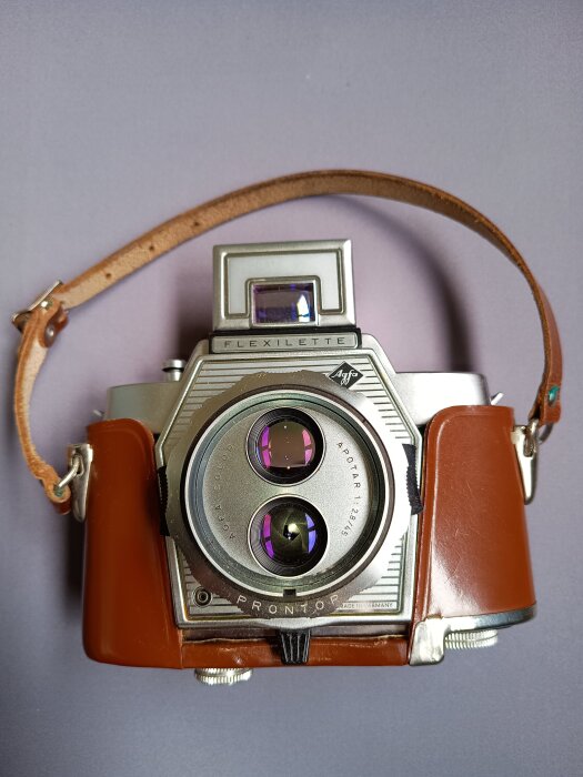 Kamera Agfa Flexilette med två objektiv och ljusschaktssökare, i brunt läderfodral.