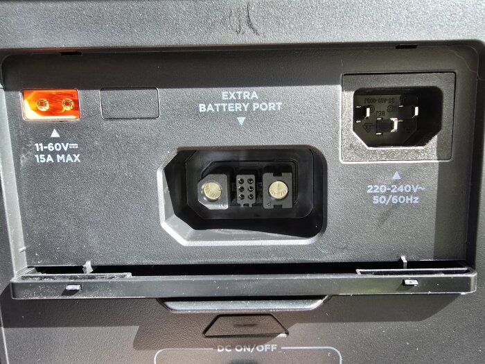 EcoFlow Delta 3 powerstation med extra batteriport och insignaluttag för 220-240V, samt märkning för 11-60V och 15A max.