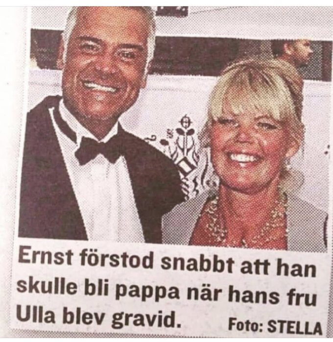 Man i kostym och kvinna med blont hår ler mot kameran på ett foto i en tidningsartikel. Text ovanför beskriver att mannen ska bli pappa.